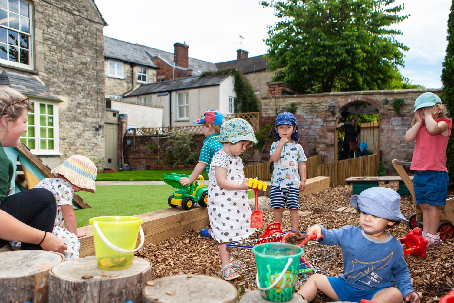 acorns-nursery-school-cirencester-toddlers-preschool-1-garden-24